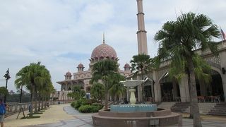 住むのはまだ不便な開発中の綺麗な街