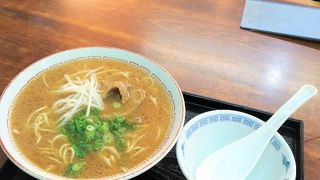 地元感たっぷりの店で味わう徳島ラーメン