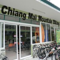 ホテルから通りに出て左に曲がって徒歩数分のレンタルサイクです