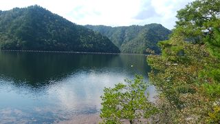 宇連ダムが作った鳳来湖
