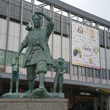 駅前広場の桃太郎像