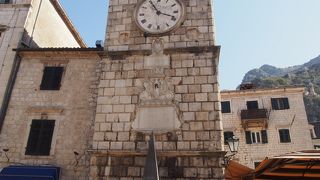 時計塔の前には三角錐の構造物