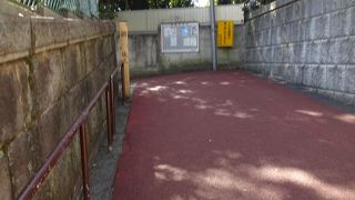 こんなところにこんな坂道が……といった印象。