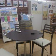 列車運休で他に利用者もなく、悠々と充電させて頂きました