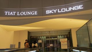 羽田国際空港の出国審査後、４階にある ラウンジを利用しましたが、航空会社の共有ラウンジと、カードラウンジがありました。