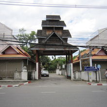 １道路側から正門