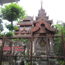 ６柵で囲まれている古いお堂