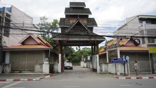 シャン様式のお寺でランナー様式とは違う趣です