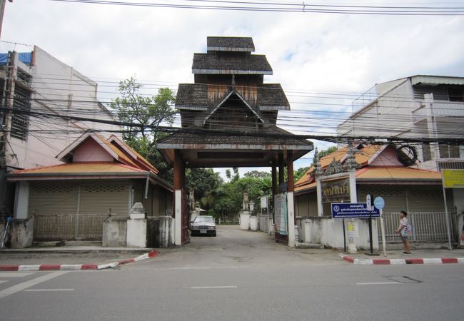 シャン様式のお寺でランナー様式とは違う趣です