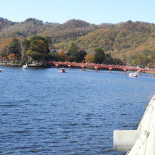 神社に向かう朱塗りの橋