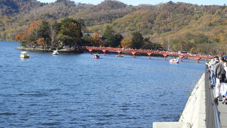 赤い橋を渡った小島に建つ由緒ある神社です。