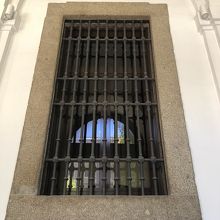 旧建物は精神病院に使用されていたので鉄格子があるそうです