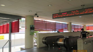 フェリーターミナル行のバス停留所のある、「出口B」へ向かいます