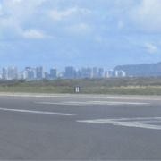 ダイヤモンドヘッドを眺めながらホノルル国際空港からハワイ島へ向けて離陸しました。