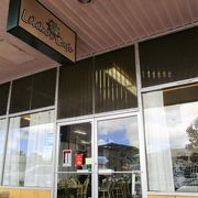 パーカーランチ関連グッズ販売のギフトショップやハワイ島の物産コーナーがある大型のショッピングモールです。