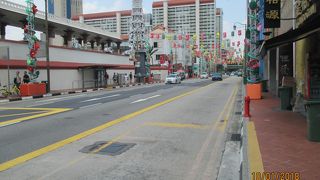 パゴダ・ストリートの入り口には、「牛车水」の赤い門があります