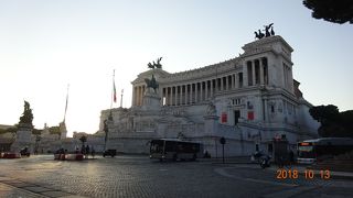 ローマ観光中にヴィットリオ・エマヌエーレ二世記念堂の前を何度も通りました。