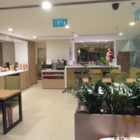 奥に、簡単なスナックと飲料があり、手前にソファ席があります