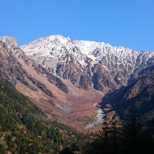 早朝の河童橋から冠雪の穂高