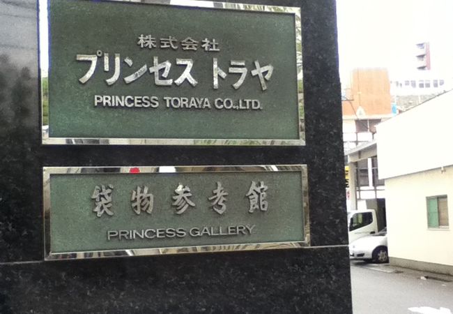 世界のバッグが展示されている