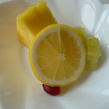 赤い木の実がミラクルフルーツ