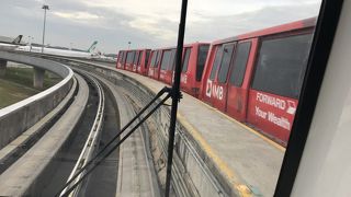 メインビルとサテライトビルを結ぶ無人列車