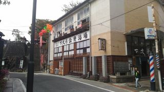 レトロな建物の公衆浴場