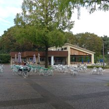 入園後左に進むとレイクサイドレストランが見えてきます