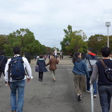 左手に出ると昭和公園の入場口が見え　皆向かっています