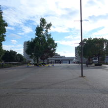 公園側から見える駅風景