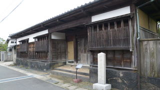 風格ある長屋門だけが残っているのよー