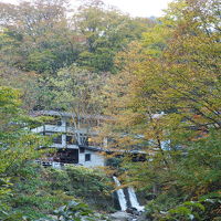 宿の周辺は　山の中ですから　紅葉の始まった自然があるだけ