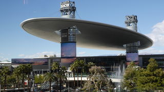 巨大なショッピングモールで入り口は不思議なオブジェ