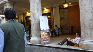 この広場を訪問するたびに、広場の近くのピザレストランで釣銭を誤魔化されたことを思い出す私！