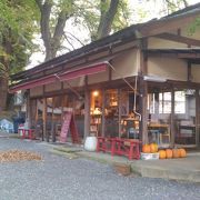 熊野神社境内入口にあるおしゃれなカフェ