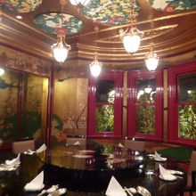 個室の天井の飾りがすごい