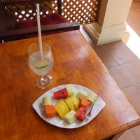 ウェルカムフルーツとウェルカムドリンクでお腹が膨れた。