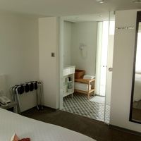 白を基調にシンプル室内でした。スナックやペットボトルは無料