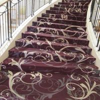 ロビー中心に位置する螺旋階段。挙式撮影にも使われる