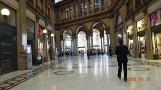 華やかなお店です！