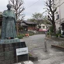 児童公園の入り口にあります。