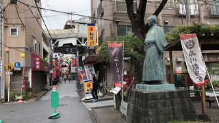 京急立会川駅前にある20歳ごろの坂本龍馬像