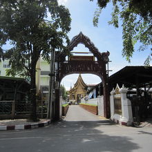 １正門・通りから