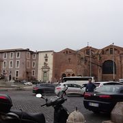 アンジェリ教会の前にある広場です。