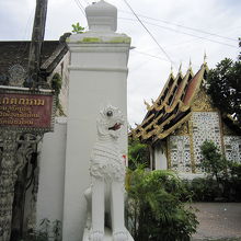 ９裏門と礼拝堂の裏の壁