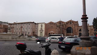 アンジェリ教会の前にある広場です。