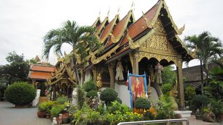 ワロロット市場からピン川の歩行者専用橋を渡り直ぐに行けます