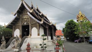礼拝堂と仏塔が繋がっています