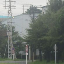 ほんのちょっと見える屋根が、鍛冶工場だか修繕工場だか。