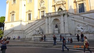 この広場の東側にある展望スポットから眺めるフォロ・ロマーノがオススメ！